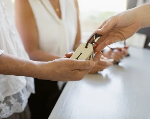 Kunde erhält Schlüssel nach Türöffnung in Neufahrn bei Freising