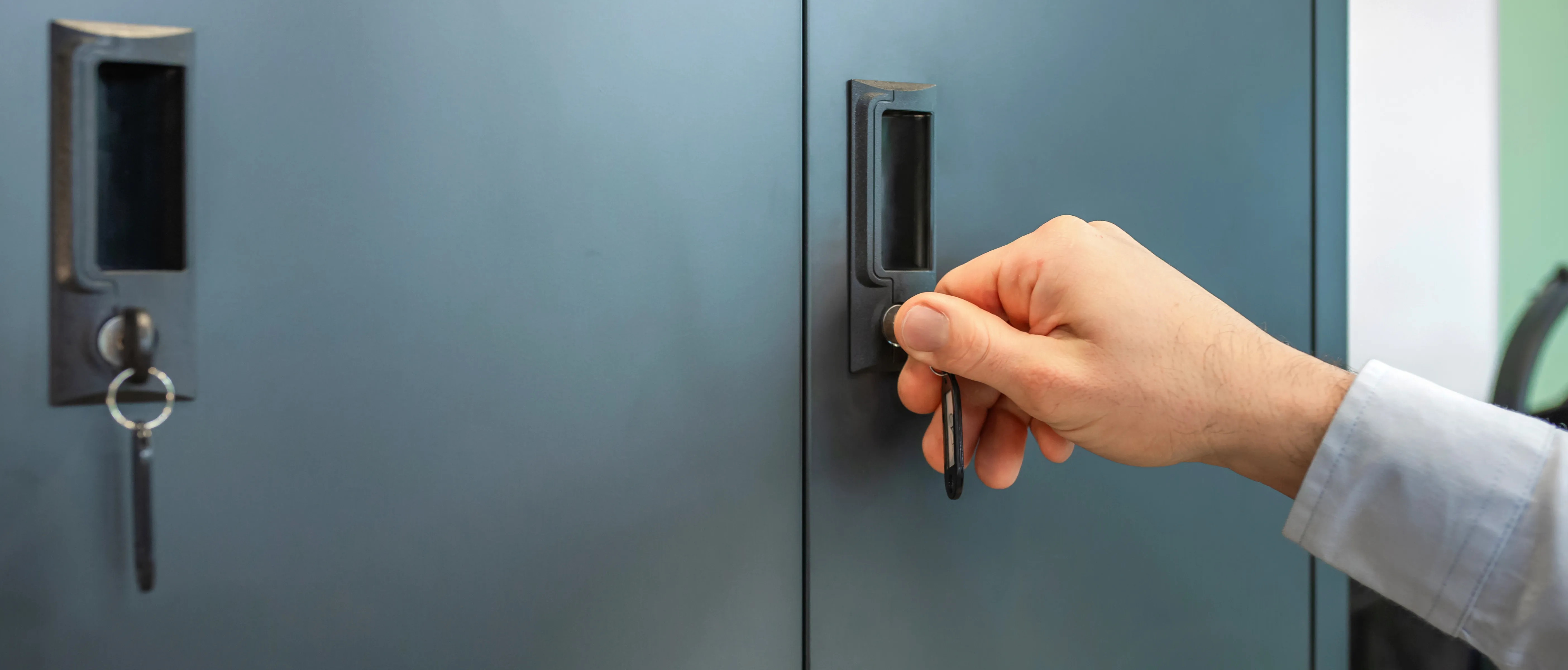 Person öffnet Schließfach