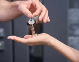 Hand hält Schlüssel – Schlüsseldienst Olching