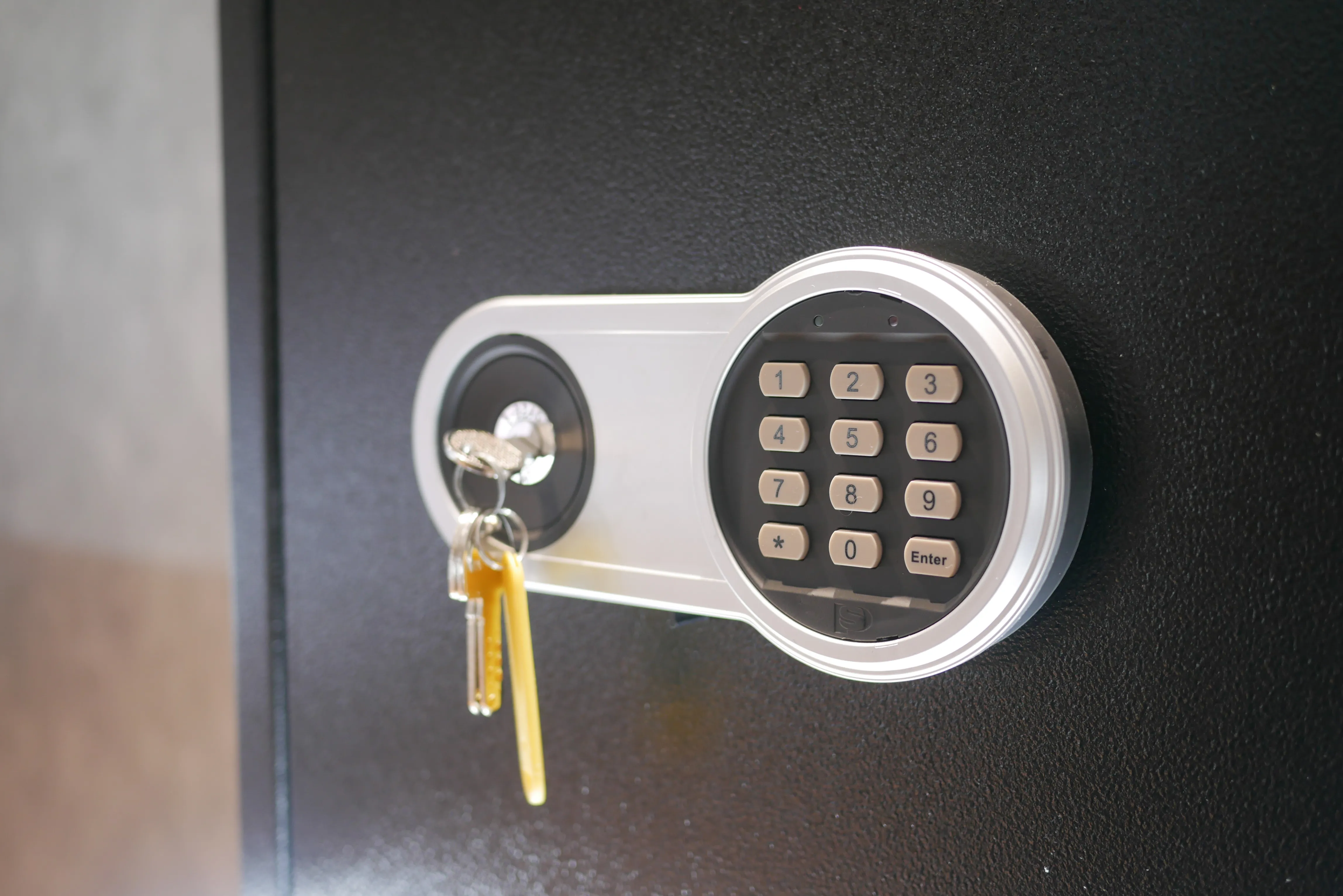 Privattresor mit Zahlenfeld und Schlüsselloch